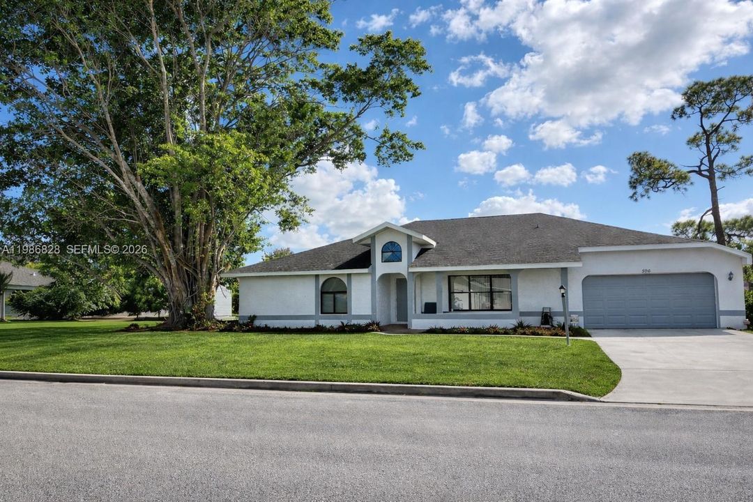 For Rent: $2,300 (3 beds, 2 baths, 1706 Square Feet)