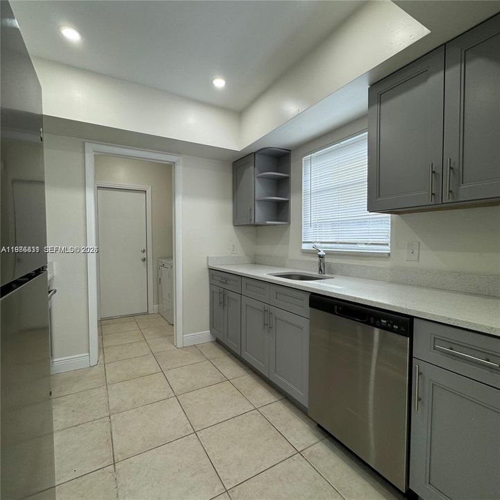 Active With Contract: $3,000 (3 beds, 2 baths, 2292 Square Feet)