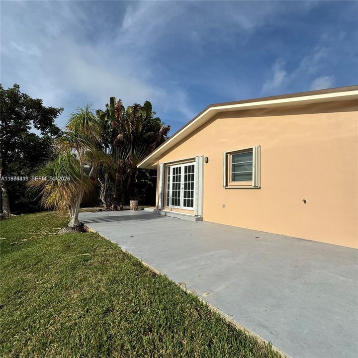 Active With Contract: $3,000 (3 beds, 2 baths, 2292 Square Feet)