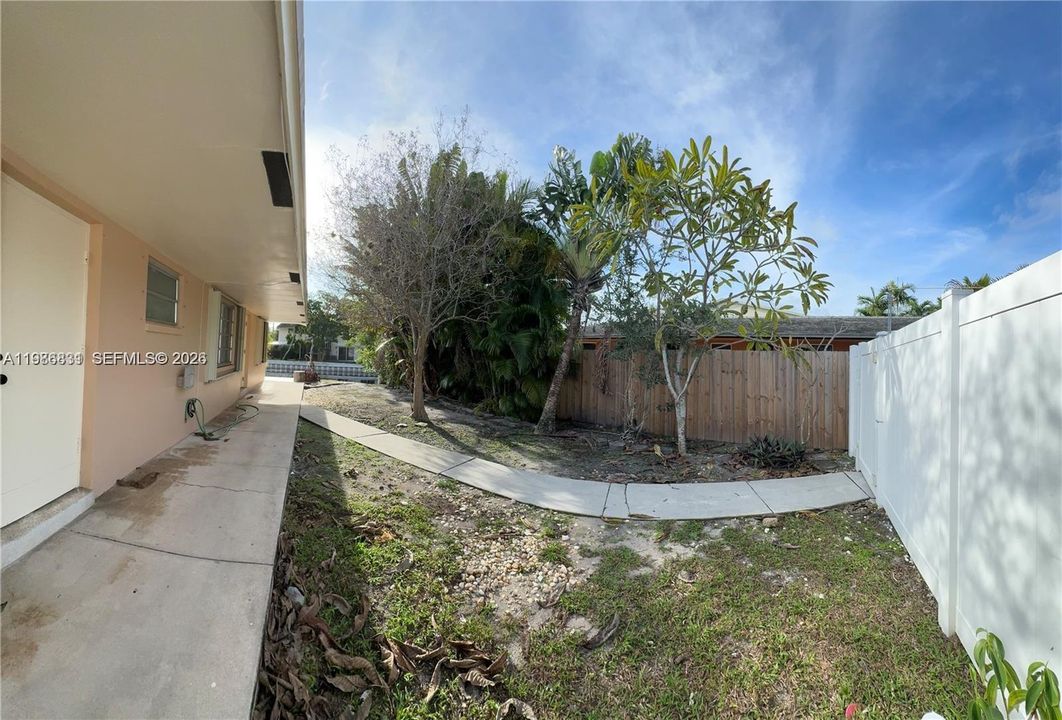 Active With Contract: $3,000 (3 beds, 2 baths, 2292 Square Feet)