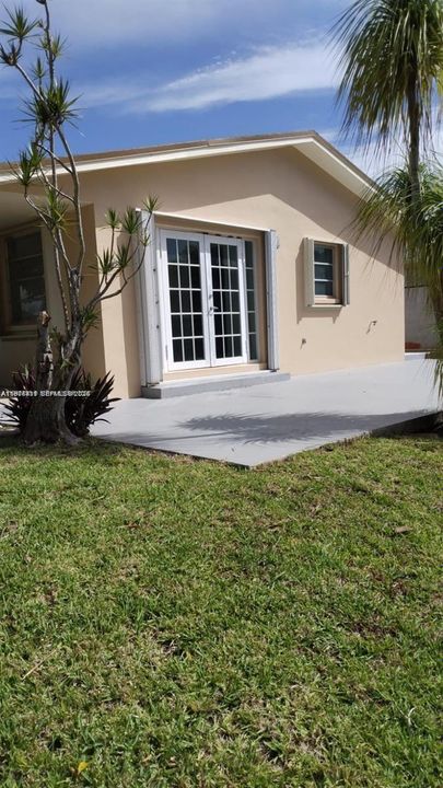 Active With Contract: $3,000 (3 beds, 2 baths, 2292 Square Feet)