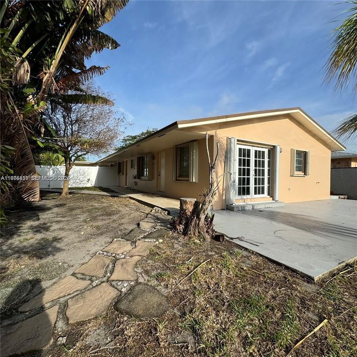 Active With Contract: $3,000 (3 beds, 2 baths, 2292 Square Feet)
