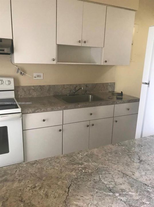 For Sale: $120,000 (1 beds, 1 baths, 551 Square Feet)