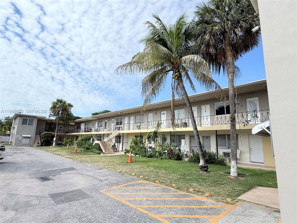 For Sale: $120,000 (1 beds, 1 baths, 551 Square Feet)