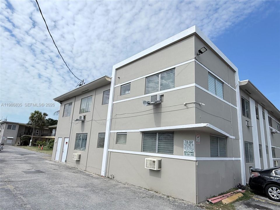 For Sale: $120,000 (1 beds, 1 baths, 551 Square Feet)