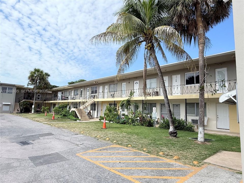 For Sale: $120,000 (1 beds, 1 baths, 551 Square Feet)
