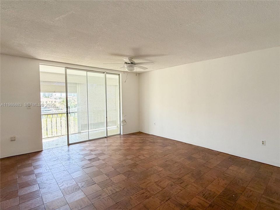 For Sale: $155,000 (1 beds, 1 baths, 817 Square Feet)