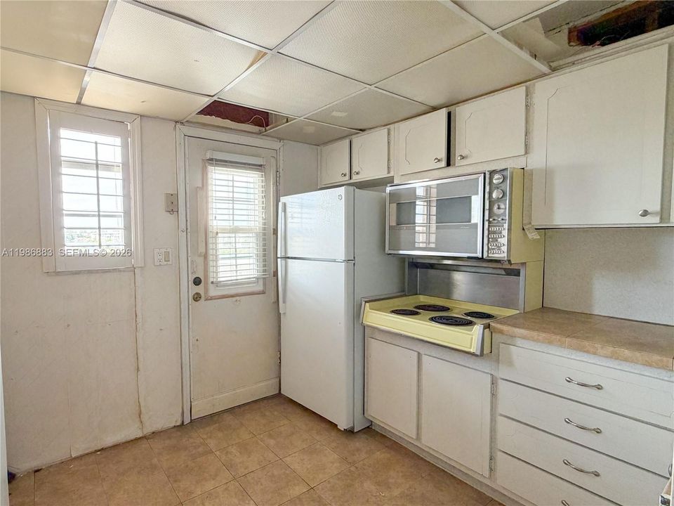 For Sale: $155,000 (1 beds, 1 baths, 817 Square Feet)