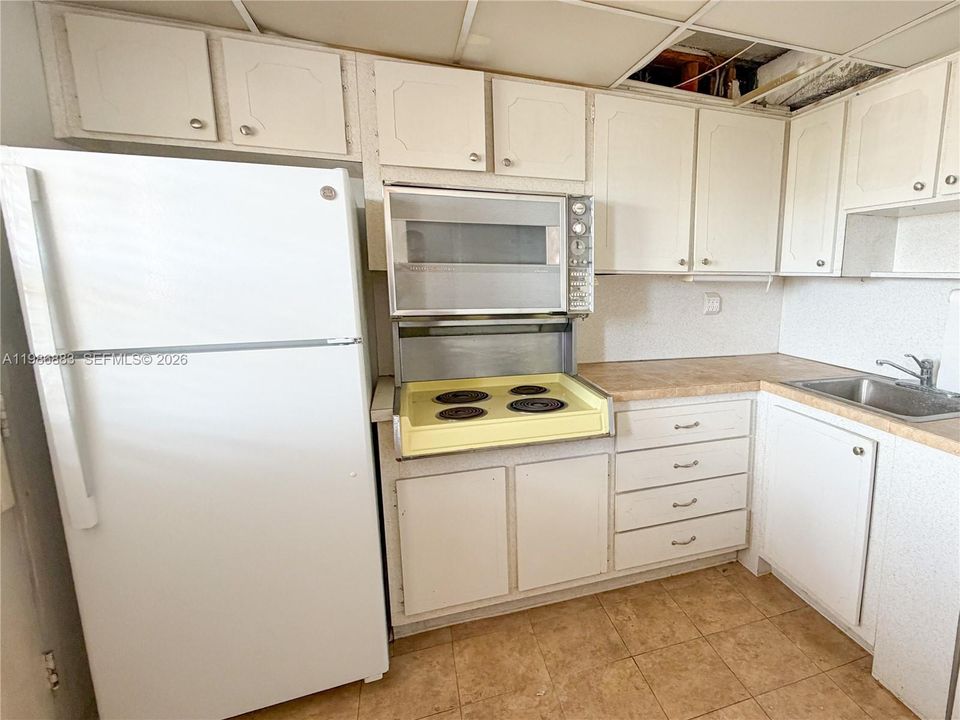 For Sale: $155,000 (1 beds, 1 baths, 817 Square Feet)
