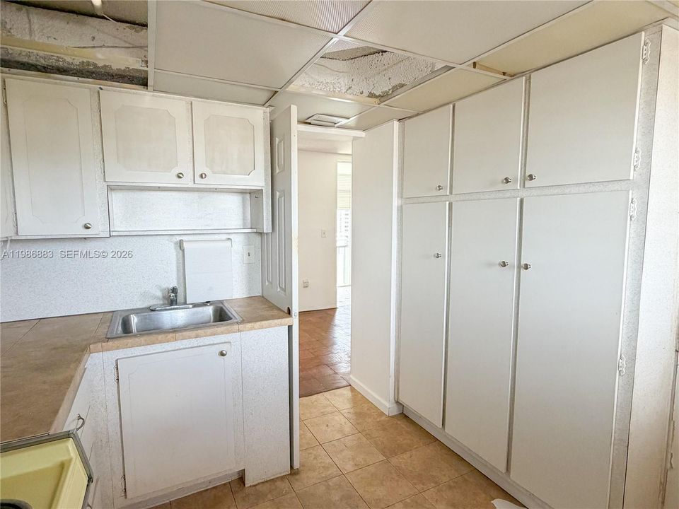 For Sale: $155,000 (1 beds, 1 baths, 817 Square Feet)
