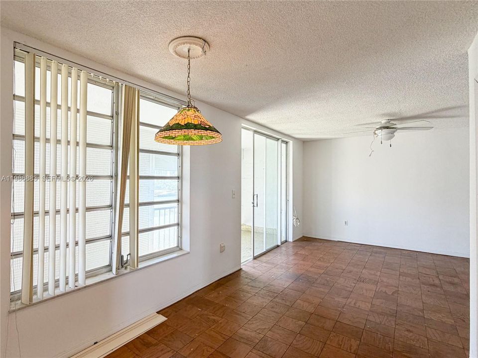 For Sale: $155,000 (1 beds, 1 baths, 817 Square Feet)
