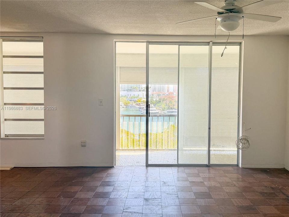 For Sale: $155,000 (1 beds, 1 baths, 817 Square Feet)