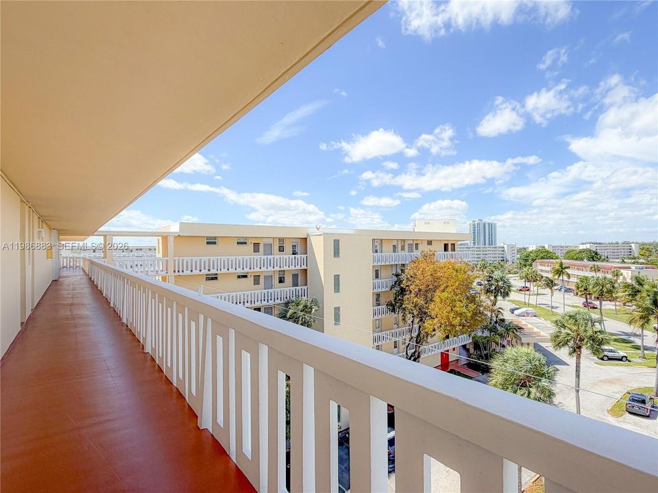 For Sale: $155,000 (1 beds, 1 baths, 817 Square Feet)