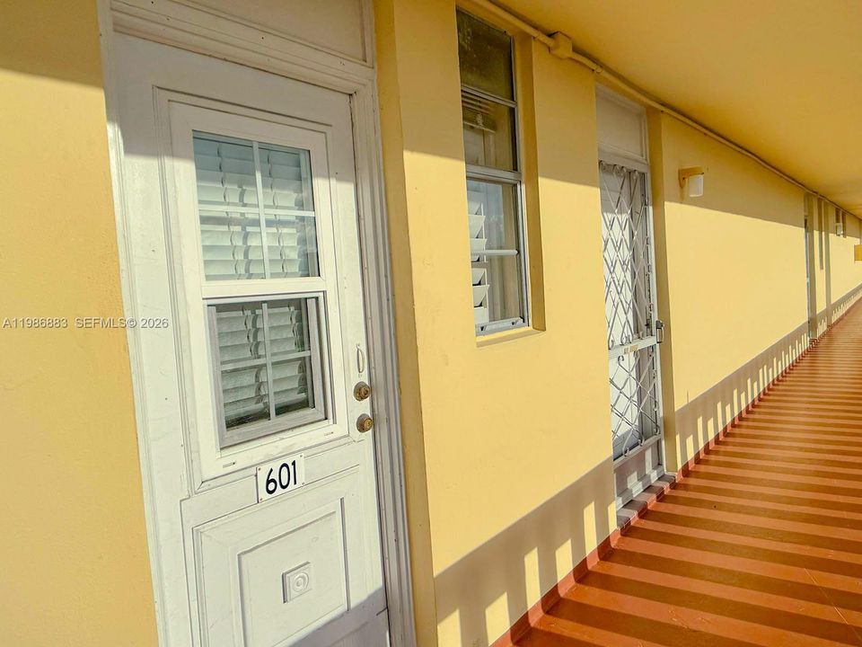 For Sale: $155,000 (1 beds, 1 baths, 817 Square Feet)