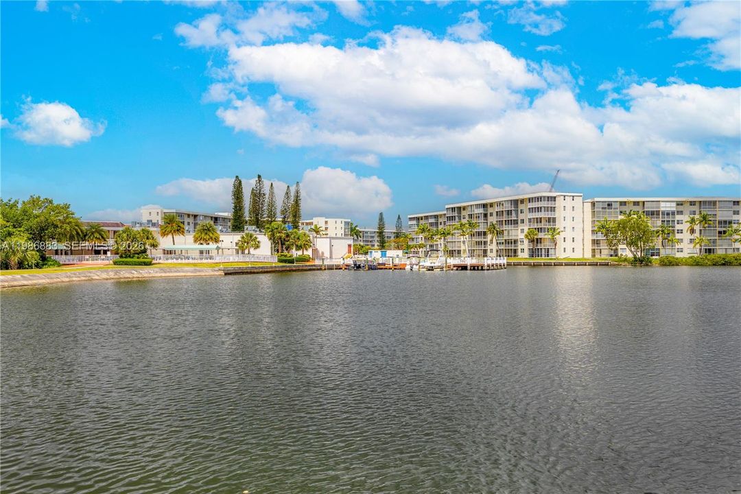 For Sale: $155,000 (1 beds, 1 baths, 817 Square Feet)