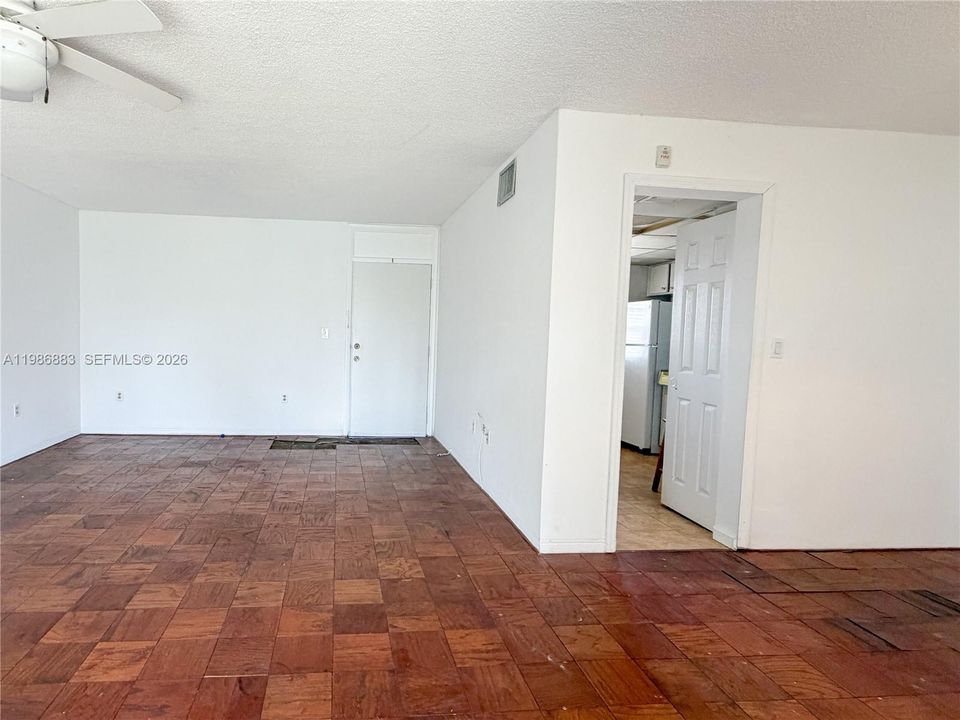 For Sale: $155,000 (1 beds, 1 baths, 817 Square Feet)