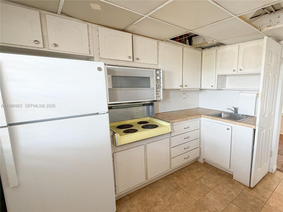 For Sale: $155,000 (1 beds, 1 baths, 817 Square Feet)