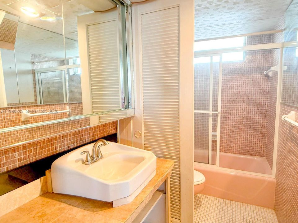 For Sale: $155,000 (1 beds, 1 baths, 817 Square Feet)