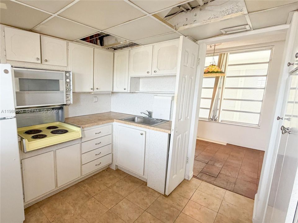 For Sale: $155,000 (1 beds, 1 baths, 817 Square Feet)