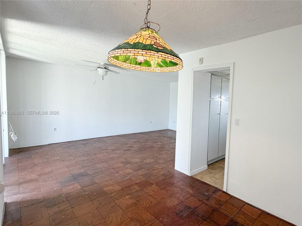 For Sale: $155,000 (1 beds, 1 baths, 817 Square Feet)