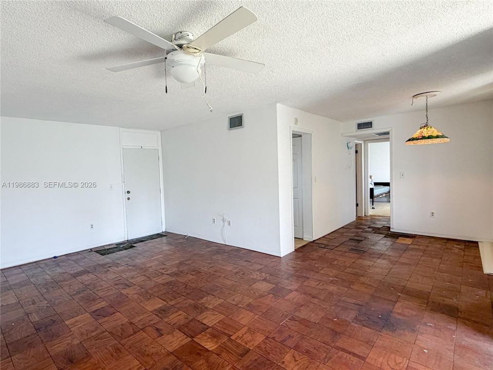 For Sale: $155,000 (1 beds, 1 baths, 817 Square Feet)