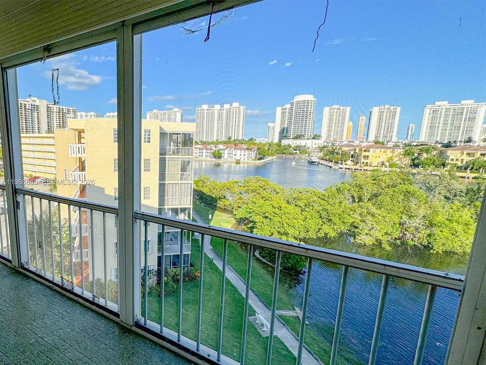 For Sale: $155,000 (1 beds, 1 baths, 817 Square Feet)