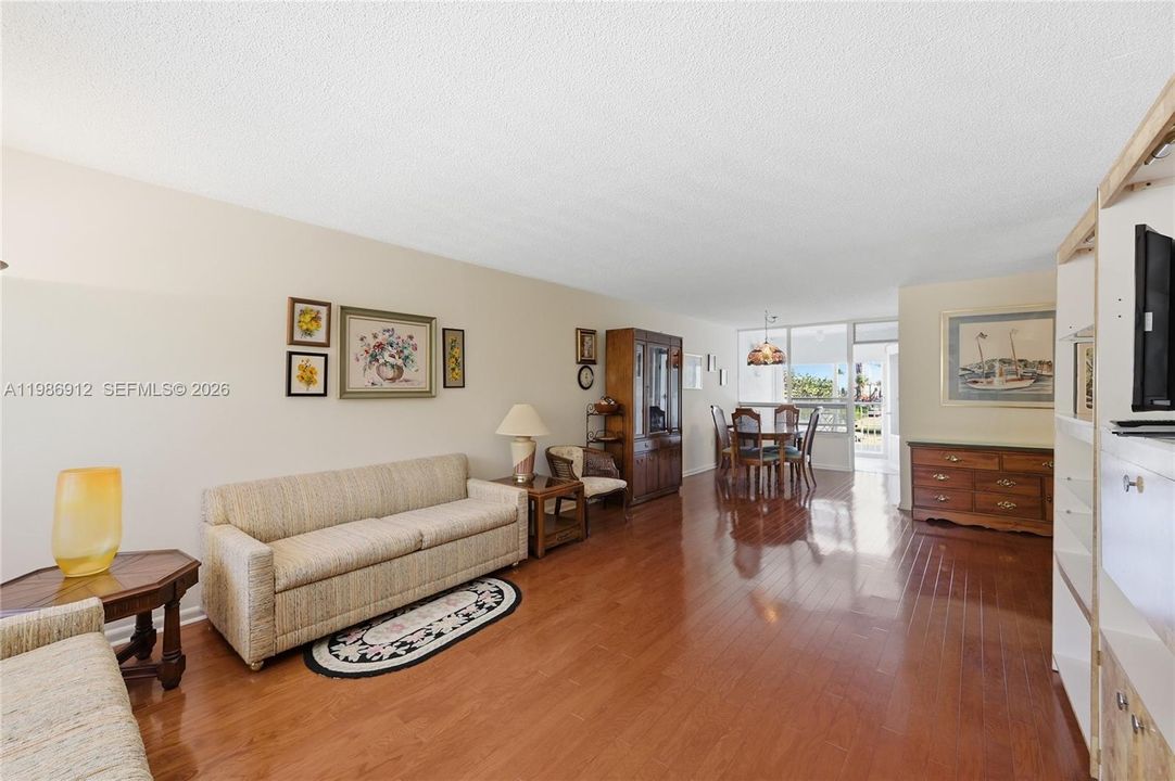 For Sale: $325,000 (1 beds, 1 baths, 900 Square Feet)
