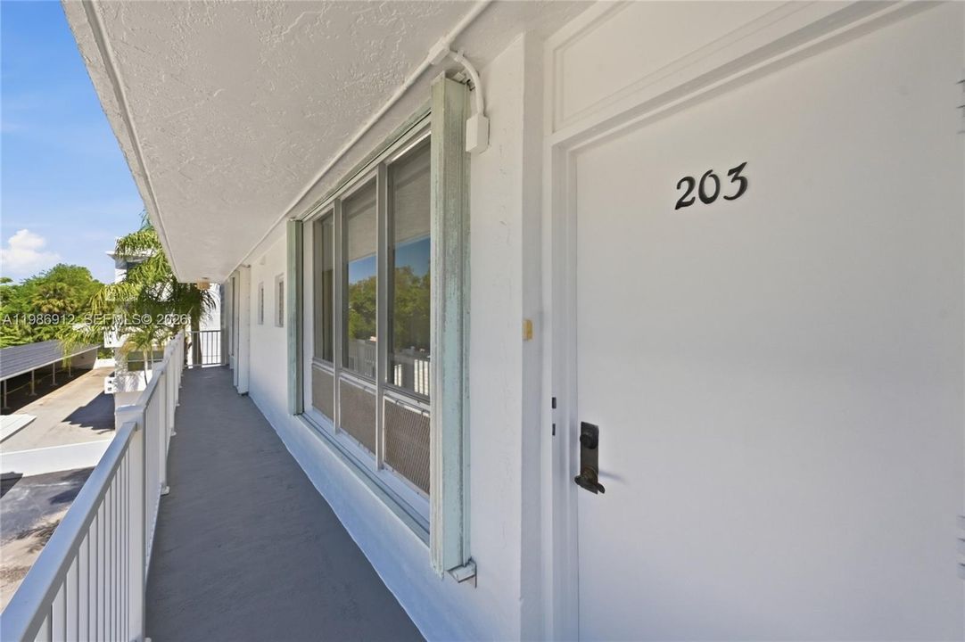 For Sale: $325,000 (1 beds, 1 baths, 900 Square Feet)