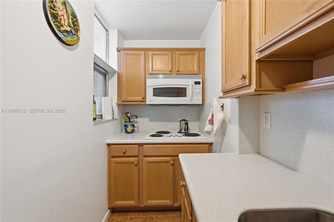 For Sale: $325,000 (1 beds, 1 baths, 900 Square Feet)