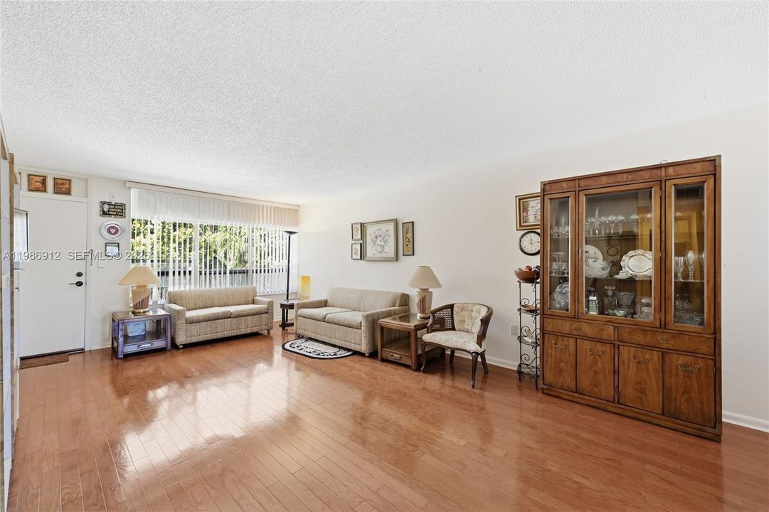 For Sale: $325,000 (1 beds, 1 baths, 900 Square Feet)
