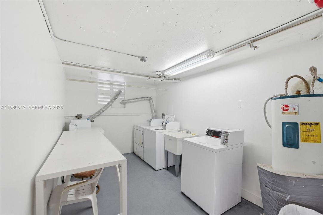 For Sale: $325,000 (1 beds, 1 baths, 900 Square Feet)
