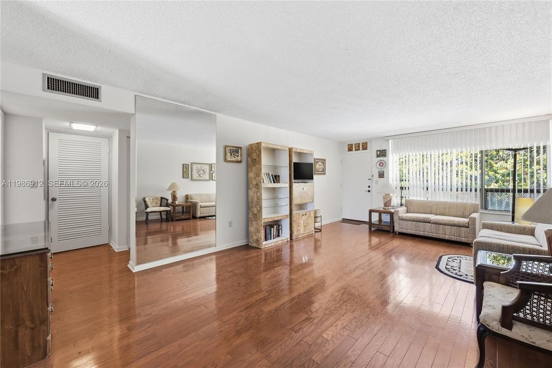 For Sale: $325,000 (1 beds, 1 baths, 900 Square Feet)