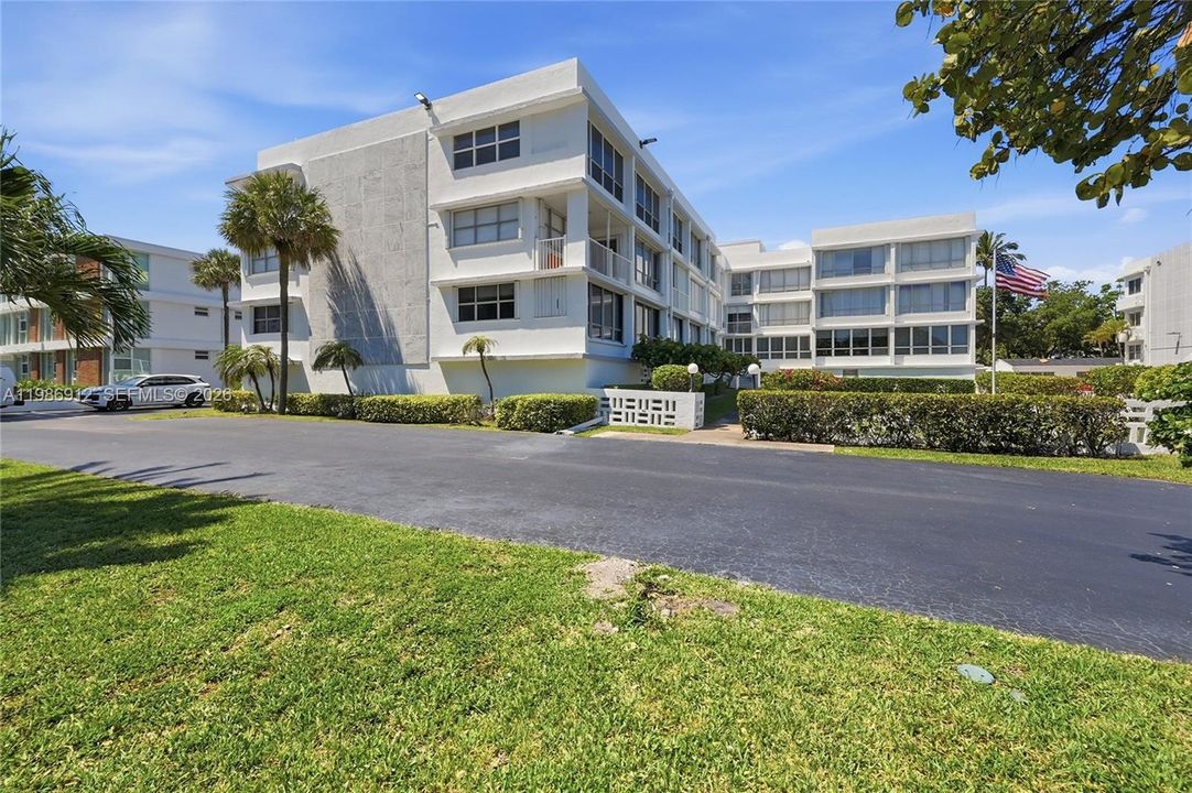 For Sale: $325,000 (1 beds, 1 baths, 900 Square Feet)