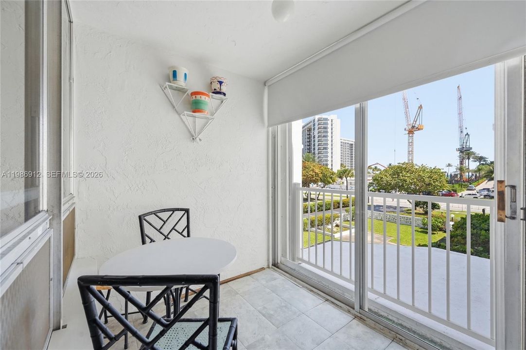 For Sale: $325,000 (1 beds, 1 baths, 900 Square Feet)
