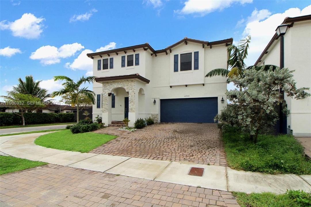 For Sale: $760,000 (5 beds, 3 baths, 3252 Square Feet)