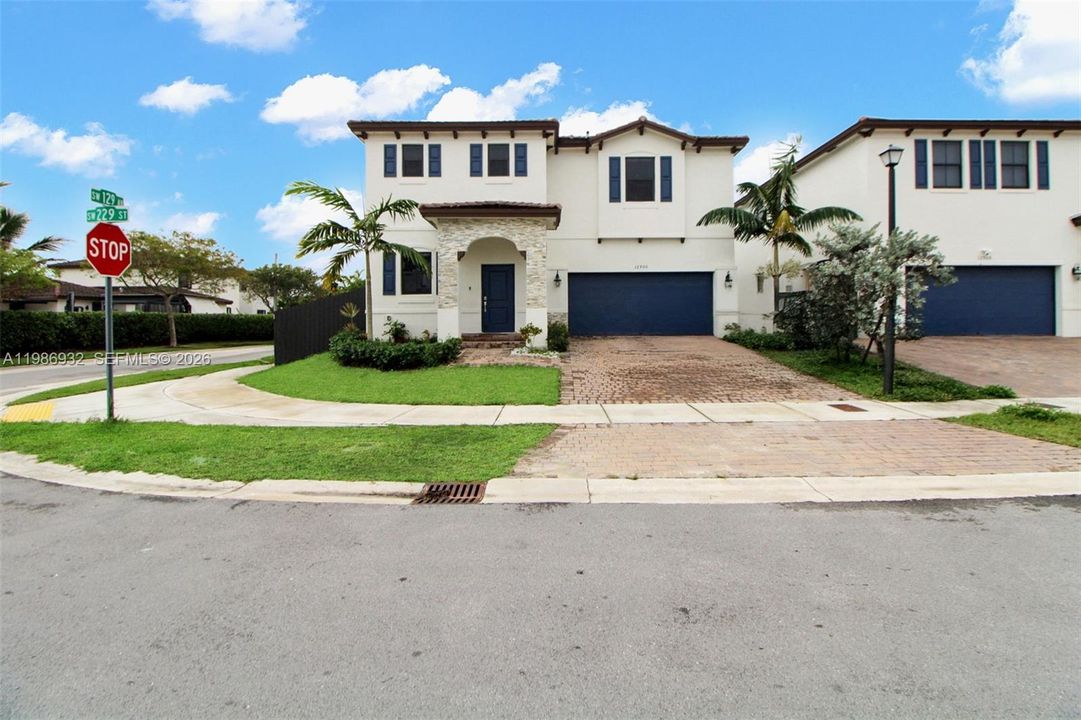 For Sale: $760,000 (5 beds, 3 baths, 3252 Square Feet)