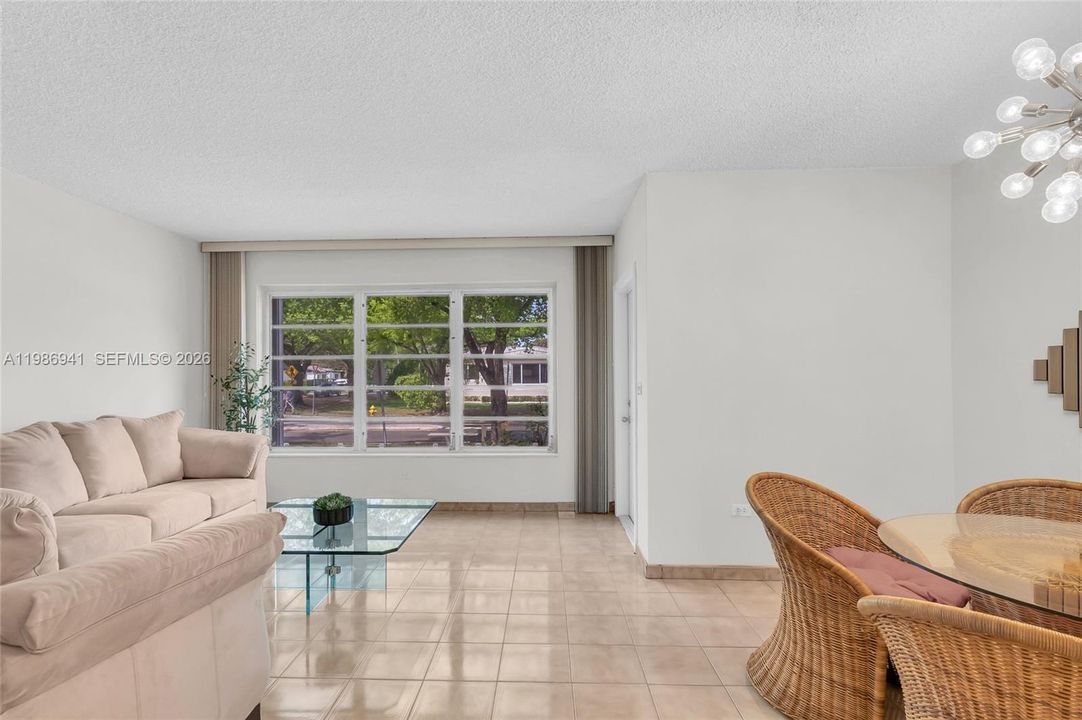 Activo con contrato: $575,000 (2 camas, 1 baños, 1419 Pies cuadrados)