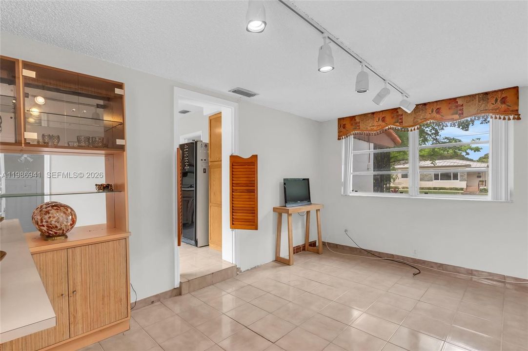 Activo con contrato: $575,000 (2 camas, 1 baños, 1419 Pies cuadrados)