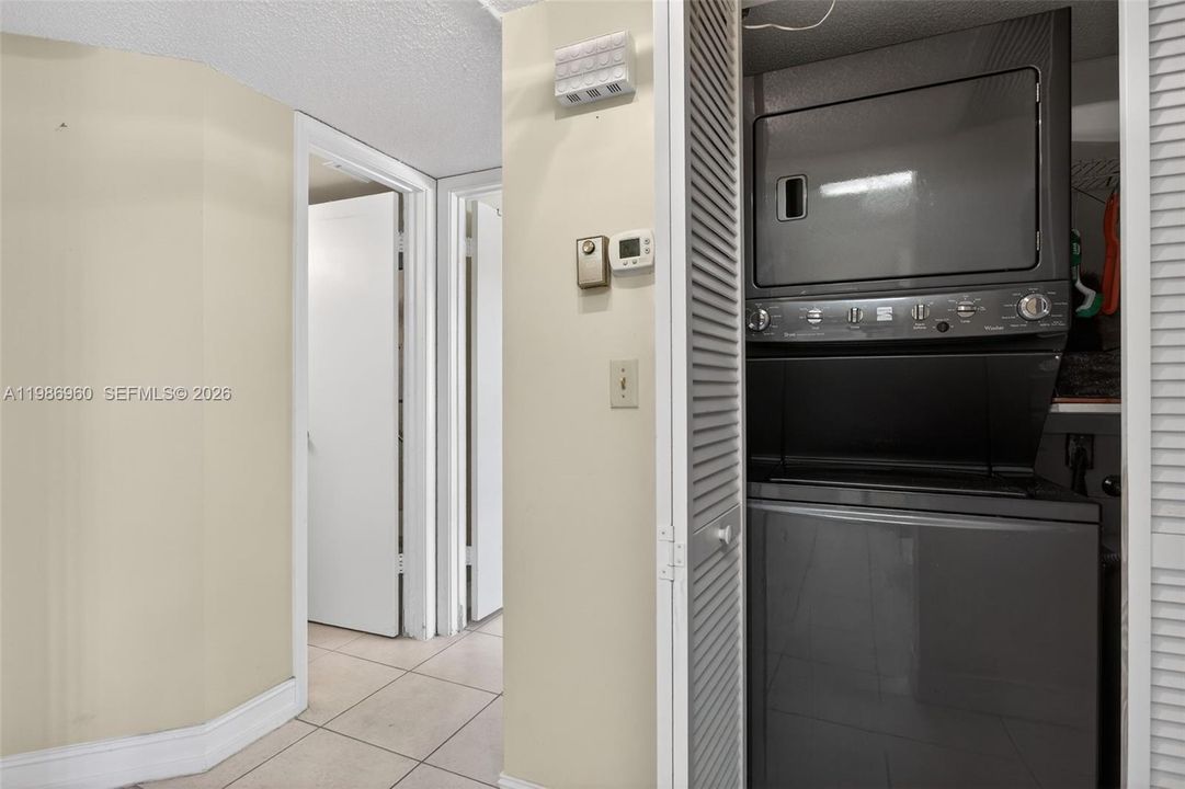 На продажу: $219,000 (2 спален, 2 ванн, 815 Квадратных фут)