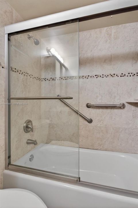 На продажу: $219,000 (2 спален, 2 ванн, 815 Квадратных фут)