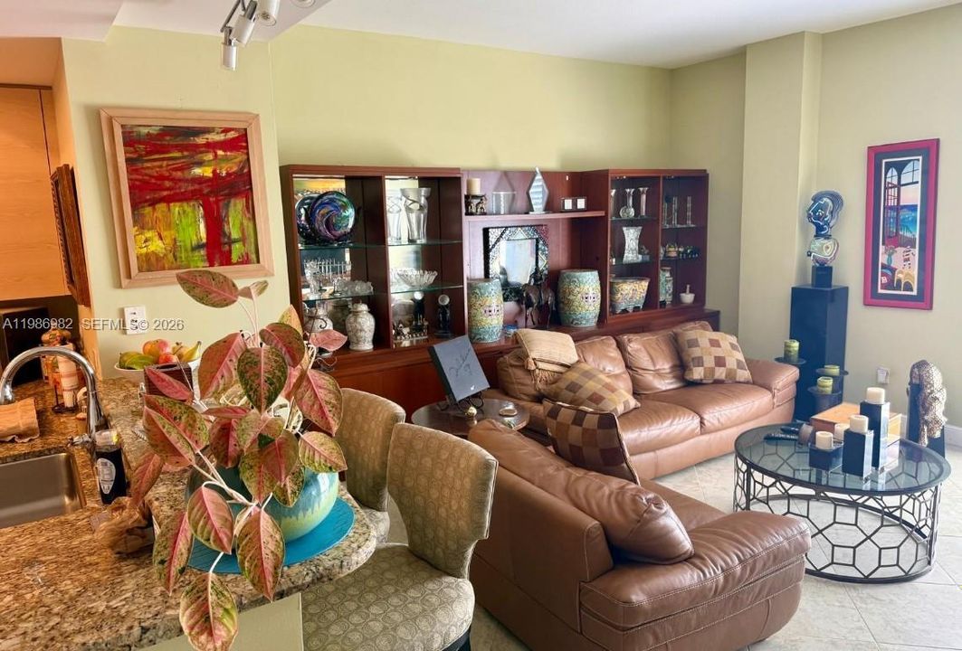 En Venta: $459,000 (2 camas, 2 baños, 1390 Pies cuadrados)