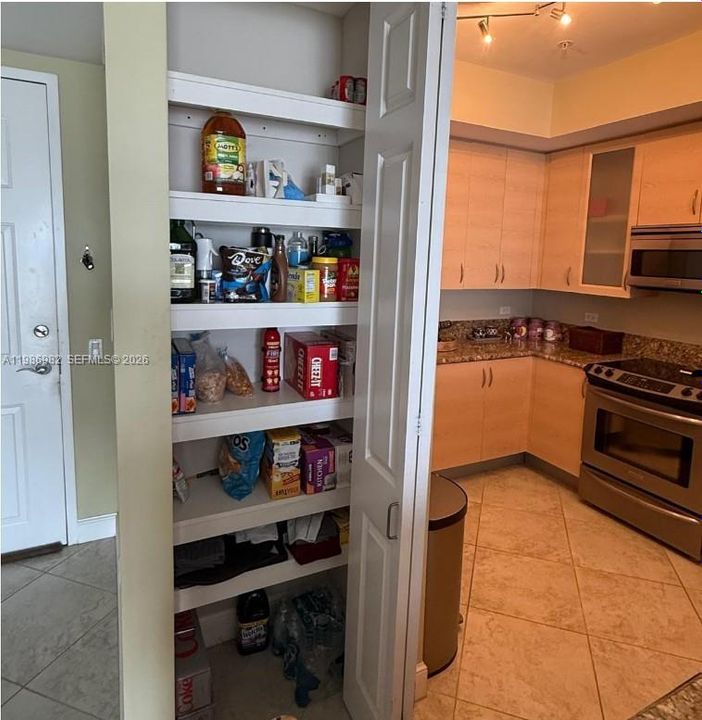 En Venta: $459,000 (2 camas, 2 baños, 1390 Pies cuadrados)