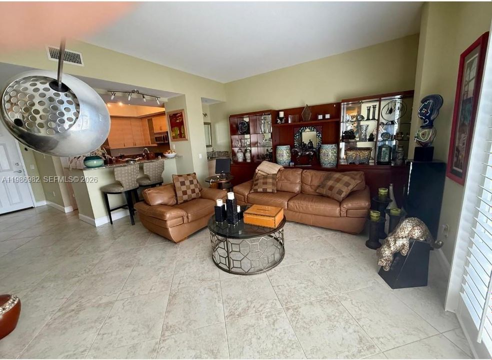 En Venta: $459,000 (2 camas, 2 baños, 1390 Pies cuadrados)