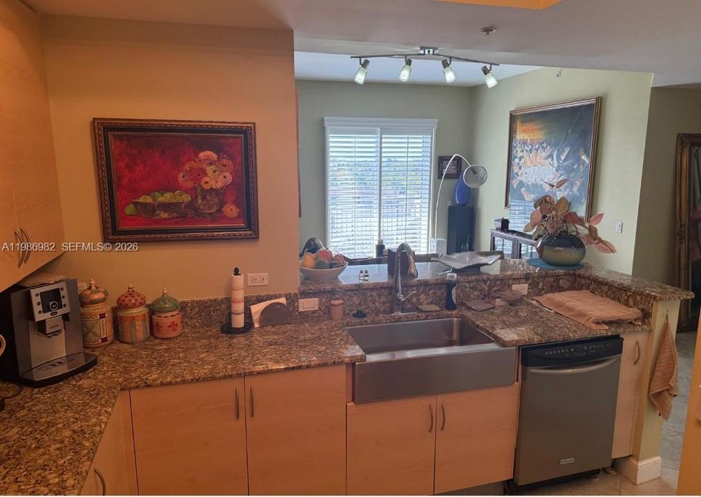 En Venta: $459,000 (2 camas, 2 baños, 1390 Pies cuadrados)