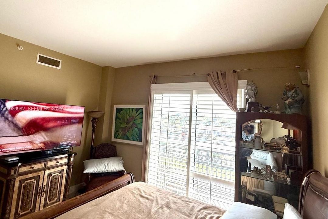 En Venta: $459,000 (2 camas, 2 baños, 1390 Pies cuadrados)