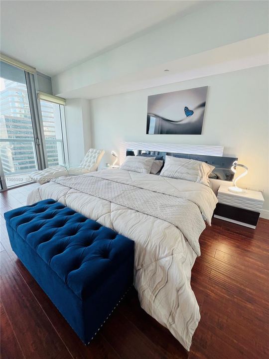 For Sale: $624,900 (1 beds, 1 baths, 984 Square Feet)