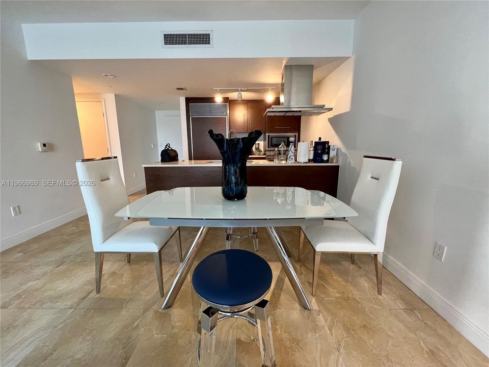 For Sale: $624,900 (1 beds, 1 baths, 984 Square Feet)