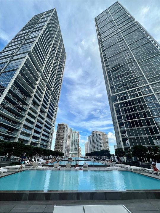 For Sale: $624,900 (1 beds, 1 baths, 984 Square Feet)