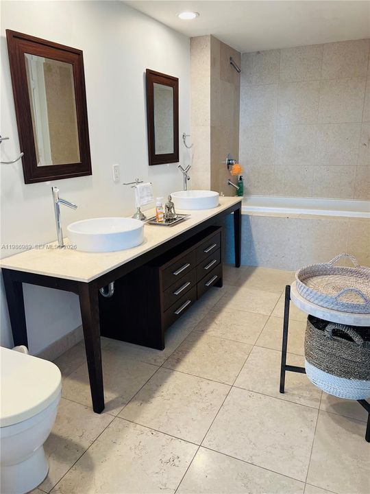 For Sale: $624,900 (1 beds, 1 baths, 984 Square Feet)