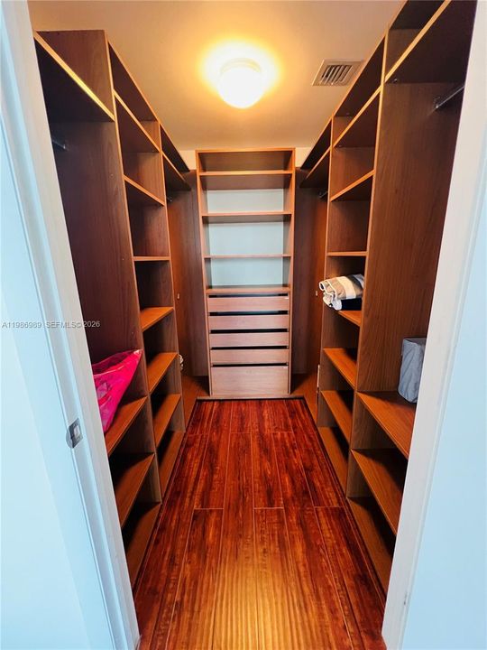 For Sale: $624,900 (1 beds, 1 baths, 984 Square Feet)